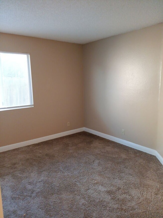 Building Photo - **RENT READY***LOVELY 3 BEDROOM ,2 BATH HOME NOW AVAILABLE FOR RENT!