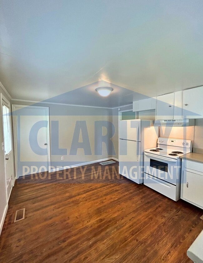 Building Photo - Charming 2-Bedroom Home with Spacious Yard...