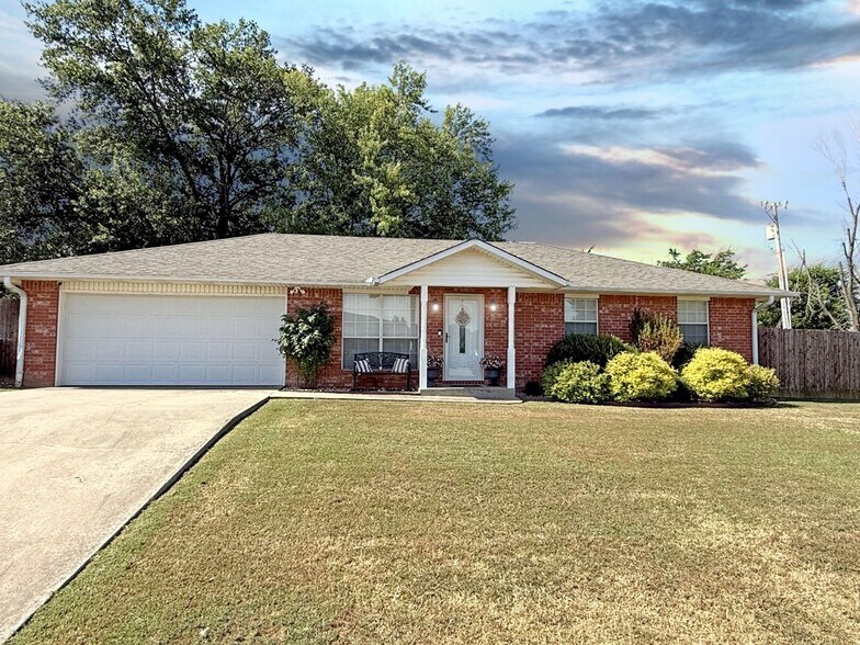 Primary Photo - 1202 E Keller St