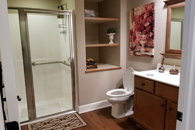 Building Photo - Hardwood Manor - Senior 55+