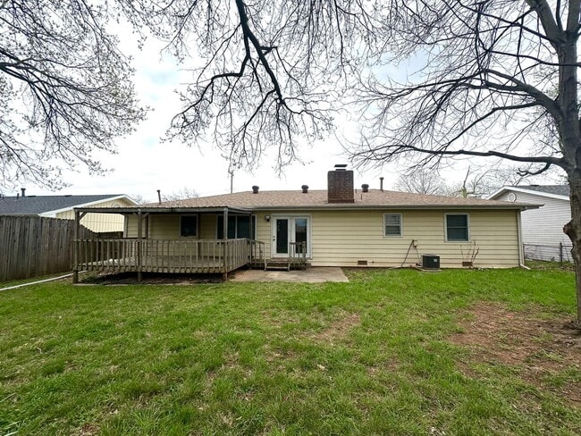 Building Photo - Welcome To Your Spacious Oasis!