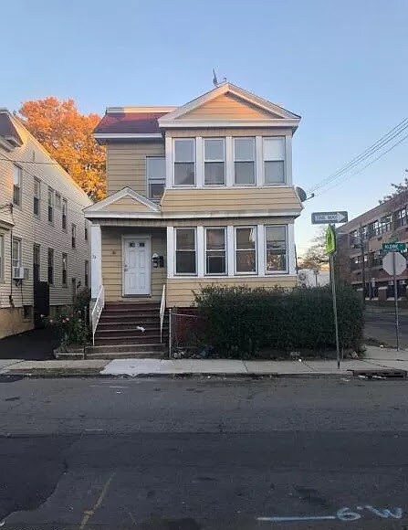Primary Photo - 76 Aldine St