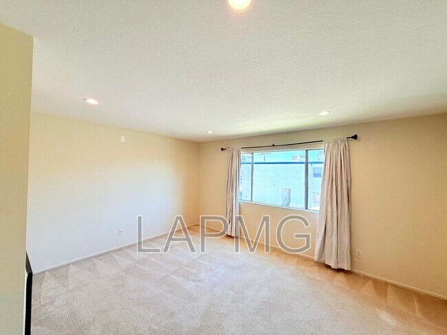 Building Photo - 12251 Moorpark St