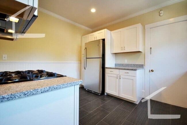 Building Photo - 9/1 Renovated, oversized 4BR/2BA near Oak ...