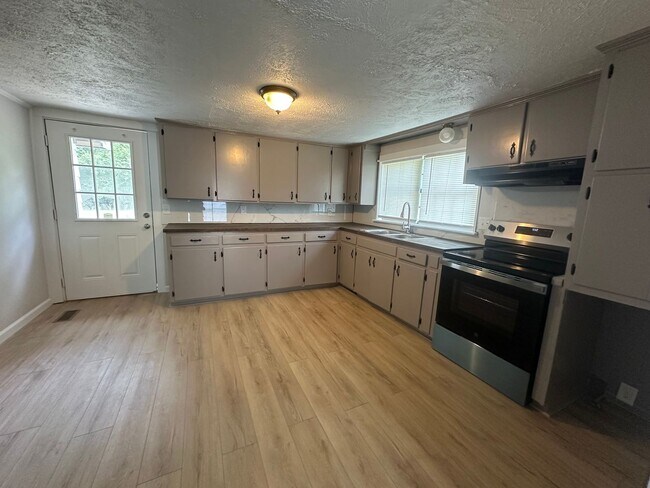 Building Photo - Welcome to the newly renovated gem located in the heart of Russellville, AR.