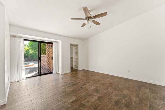 Building Photo - 40588 Clover Ln