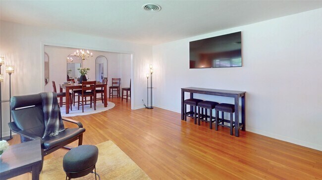 Building Photo - 4826 Waynesboro Dr