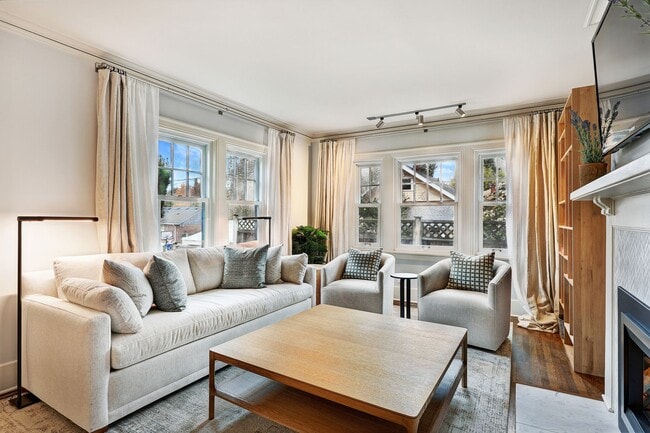 Building Photo - Ravenna Home