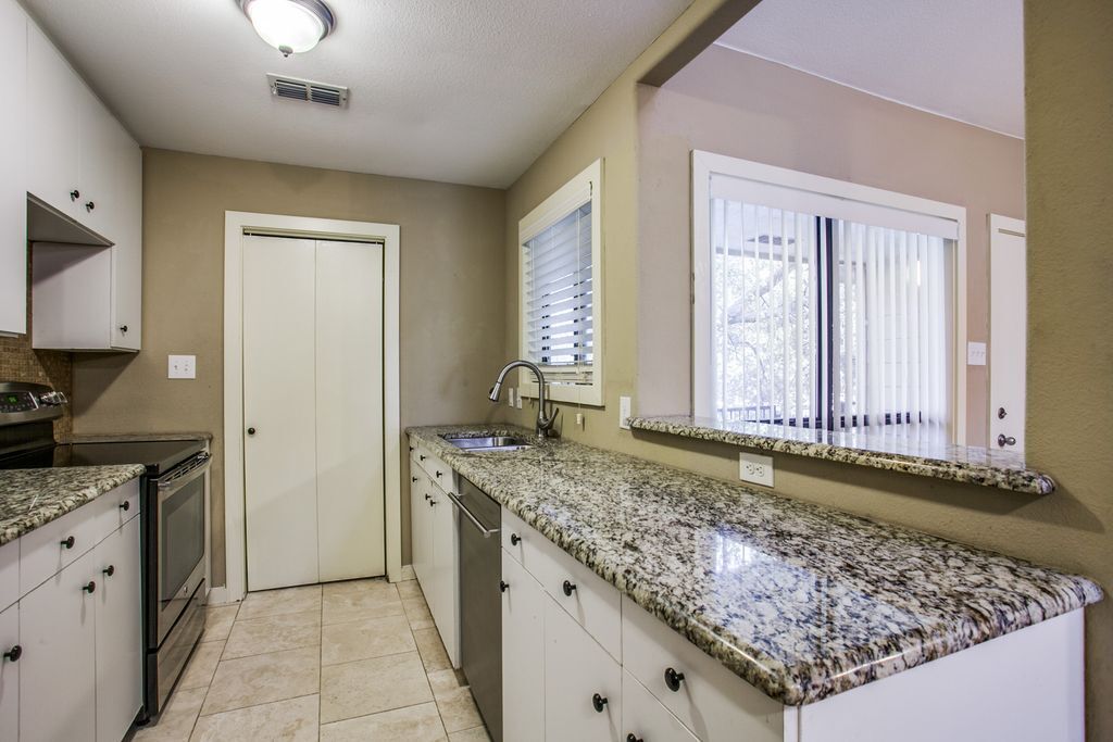 Kitchen w Dishwasher - 6646 E Lovers Ln