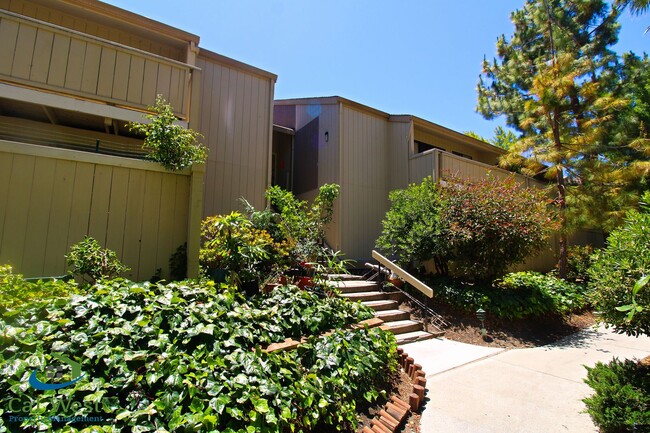 Building Photo - $2595 - 2 Bedroom, 2 Bath Upstairs Condo i...