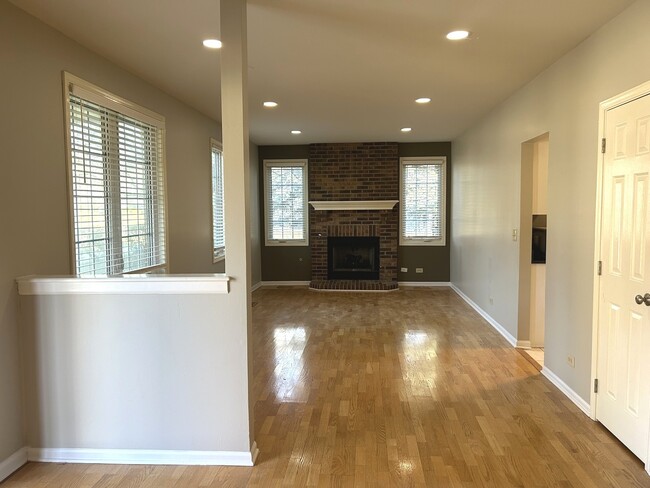 Building Photo - 1227 S Parkside Dr