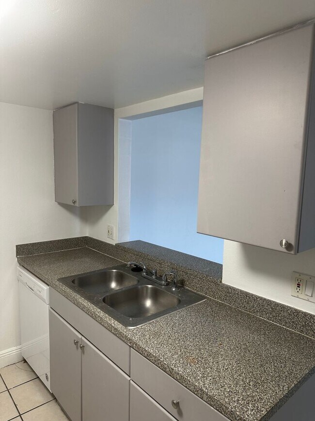 Building Photo - Kenwood