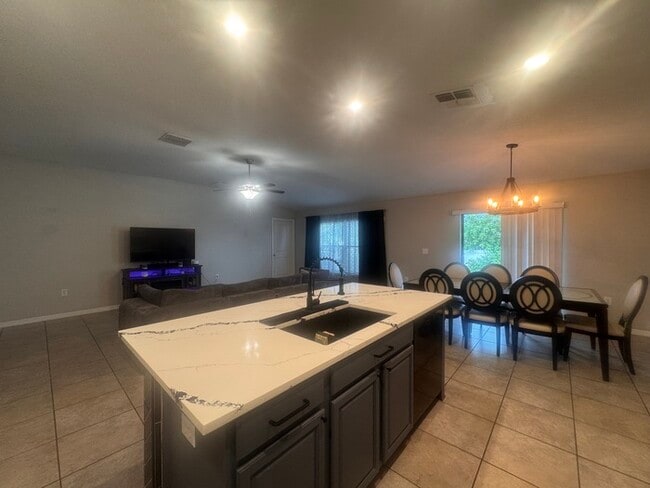 Building Photo - Beautifully Designed 4 Bedroom, 2 Bath Home