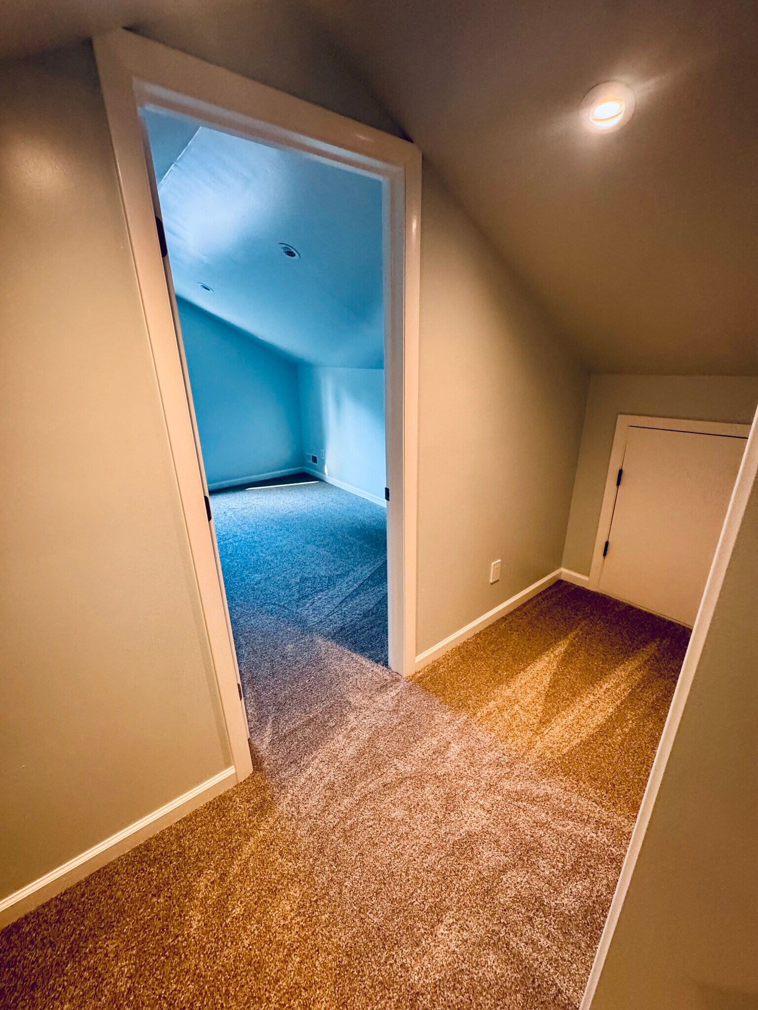 Building Photo - 514 E 9th St