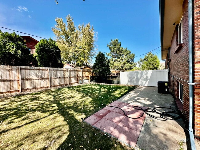 Building Photo - AVAILABLE OCTOBER! Wonderful 3 bed/2 bath ...