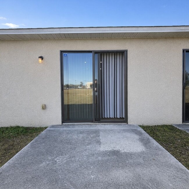 Building Photo - 2139/2141 SW 8TH PLACE