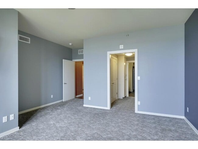 Building Photo - 215 10th Ave S