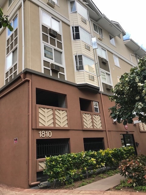 Building Photo - Beautiful & Convenient 2/2/2 Unit