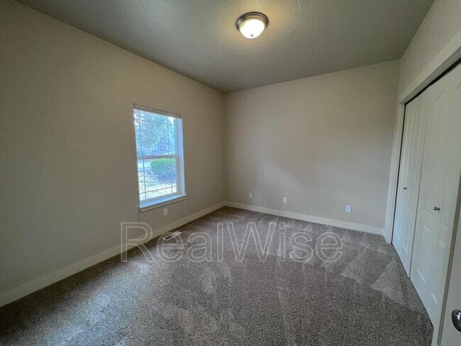 Building Photo - 835 Nutcracker Dr