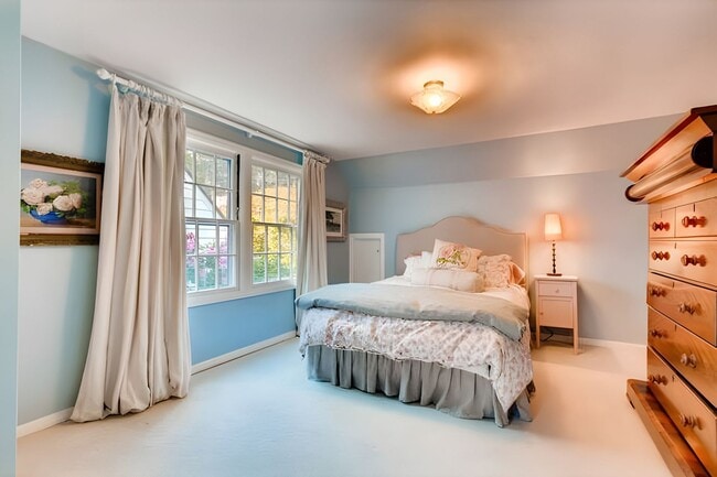 Building Photo - Beautiful Dream Home in the Southwest Hills! Call now to live amongst the trees!
