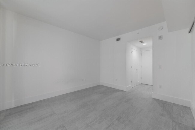 Building Photo - 1010 Brickell Ave