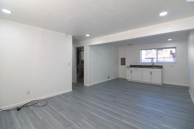 Building Photo - Updated West Kennewick 5 Bed/3 Bath House