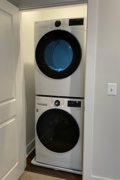 Full sized LG washer and dryer with Wifi - 1117 N Lombardy St