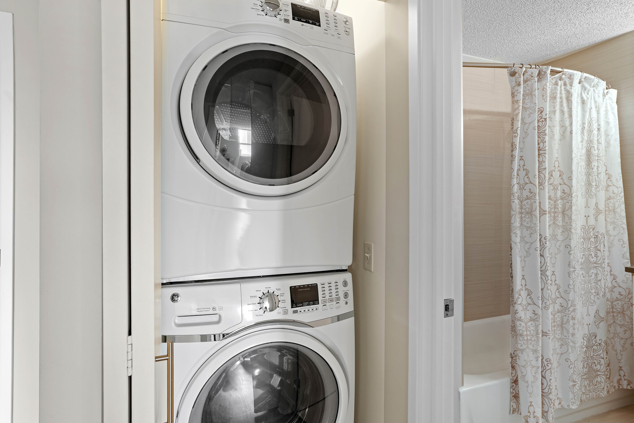 Building Photo - 590 N State St