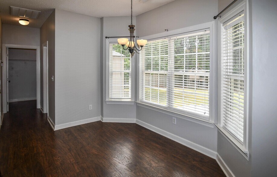 Building Photo - 105 Knotting Pl