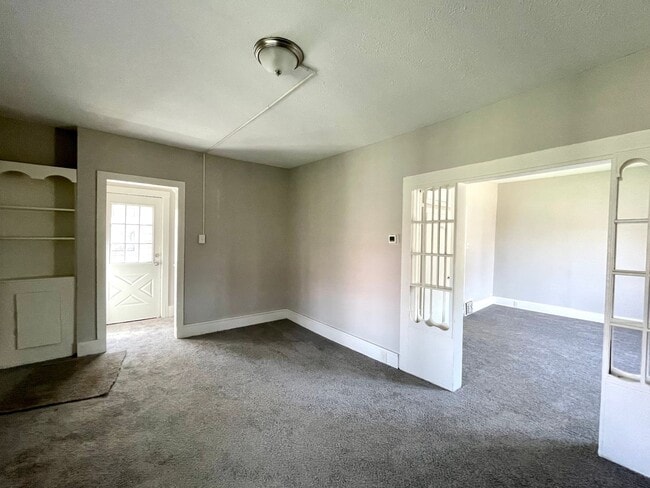 Building Photo - Multi Family Home 3 Bedroom and 1 Bath For Rent - Coming Soon