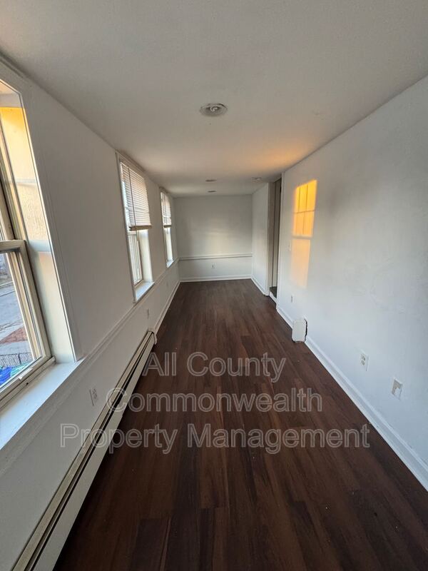 Building Photo - 56 Parker St