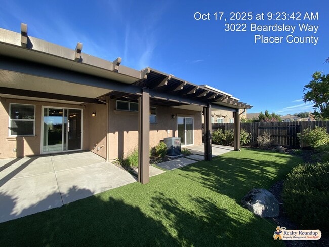 Building Photo - Pristinely Maintained Roseville Home with ...