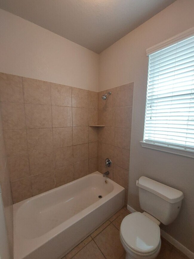 Building Photo - Lovely 4 Bedroom Home with Master Downstai...