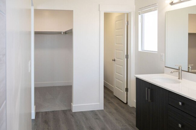 Building Photo - Spacious 4-Bed Home in Sage Canyon