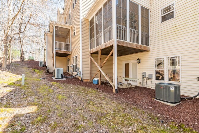 Building Photo - Beautiful 2 bedroom 2.5 bath Townhome in Carrboro