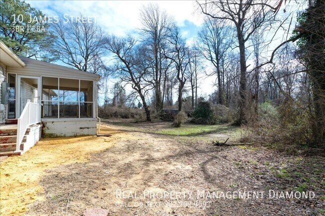 Building Photo - 10 James Dr