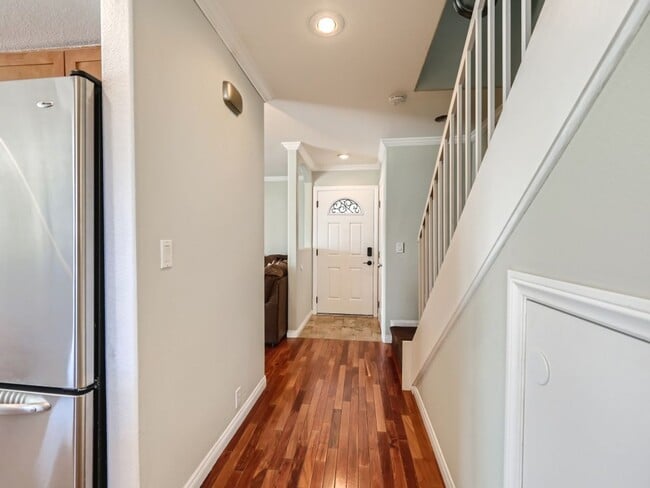 Building Photo - Beautifully partially furnished townhome in Las Vegas Country Club