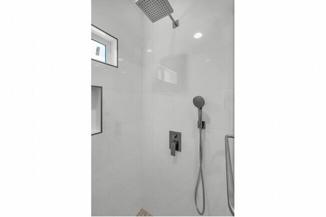 Building Photo - Stunning remodeled home in Silverlake!!