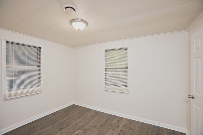 Building Photo - 2553-2555 Lloyd Rd