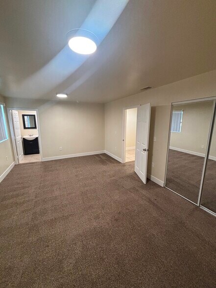 Building Photo - 148 W 79th St