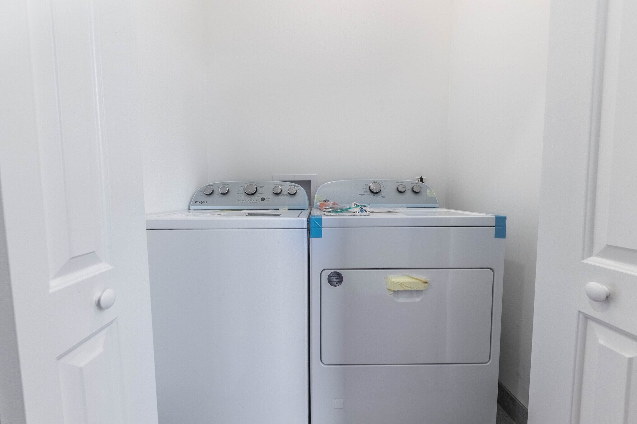 Building Photo - 914 W 19th Plz