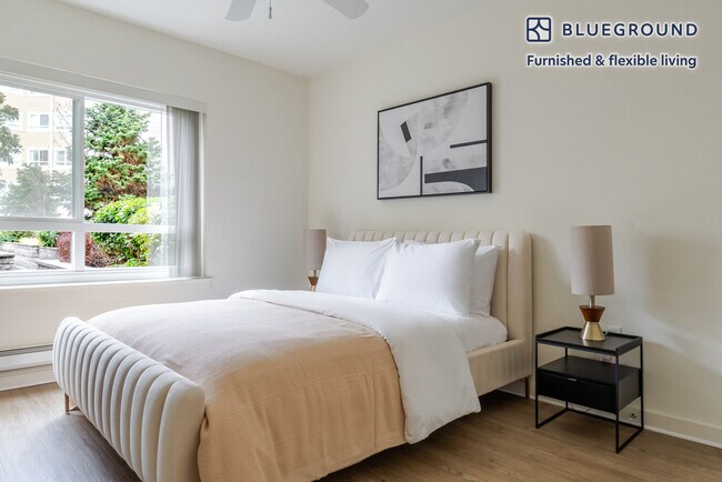 Building Photo - 362 Bellevue Way NE