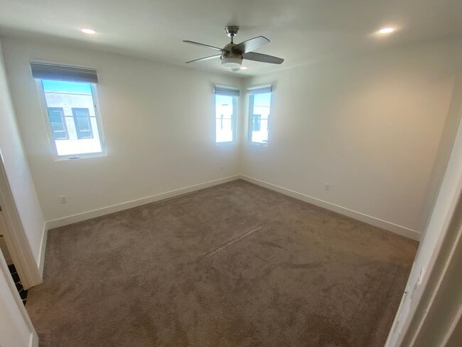 Building Photo - Modern Condo Living in the Heart of Alameda – Prime Location!