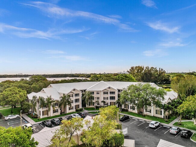 Building Photo - 2851 N Oakland Forest Dr