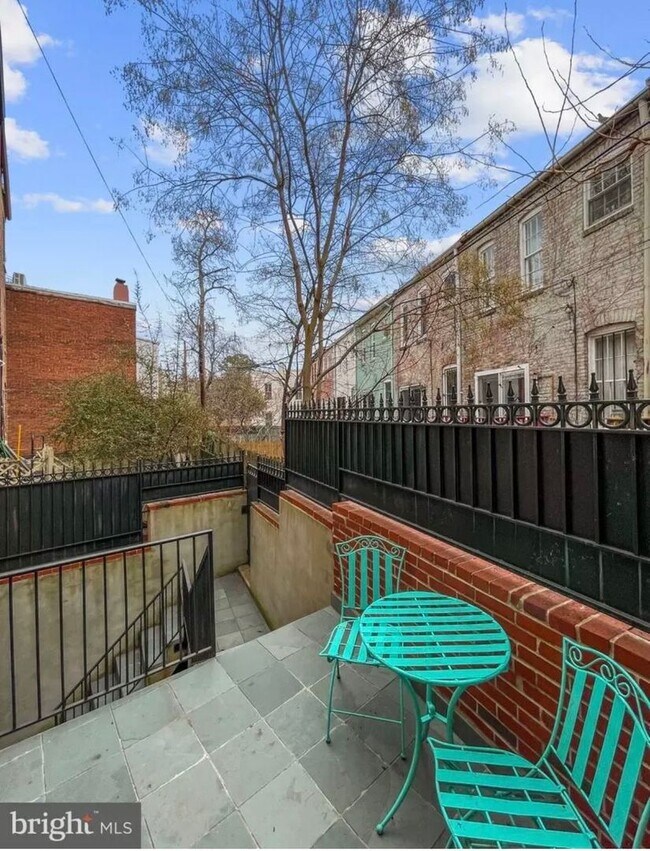Building Photo - VICTORIAN MANSION STEPS FROM STANTON PARK