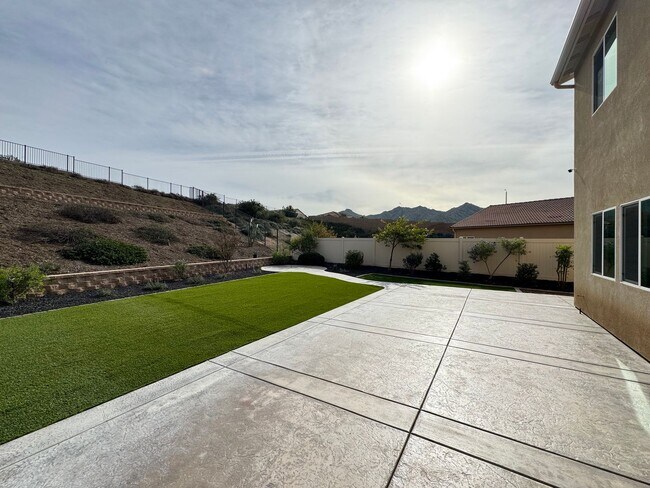 Building Photo - Beautiful 5Bd/3.5Ba Home in Cul-de-Sac in Riverside w/new Turf Back Yard and New Carpet!