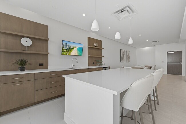 Building Photo - Naples Continental - Condo on the beach!!