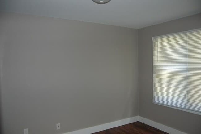 Building Photo - 2 BR Duplex on Governor Street Recently Remodeled!