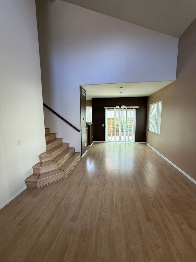 Building Photo - 3 Bed, 2.5 Bath Townhome in gated Park Lane Community