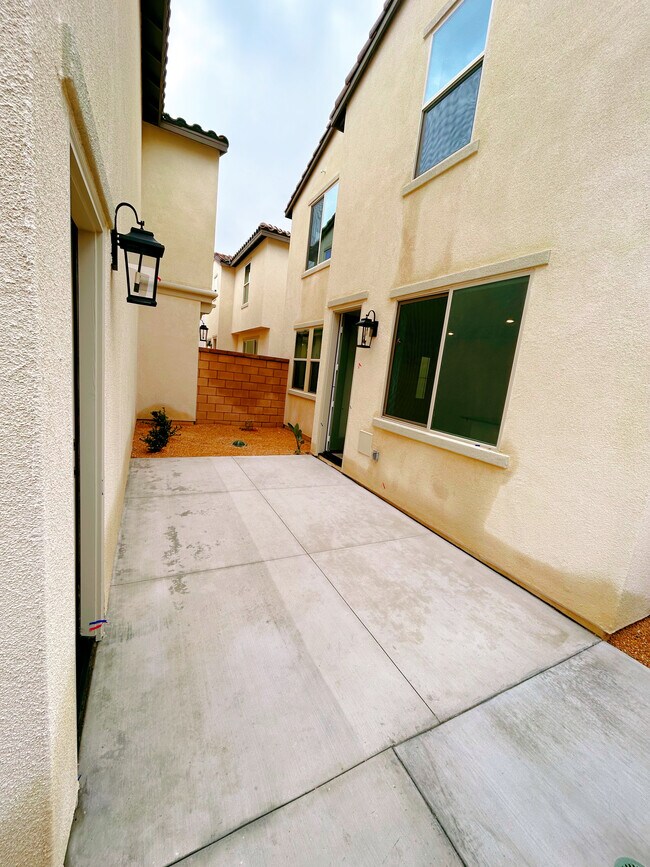 Building Photo - 5254 Wildflower Ln